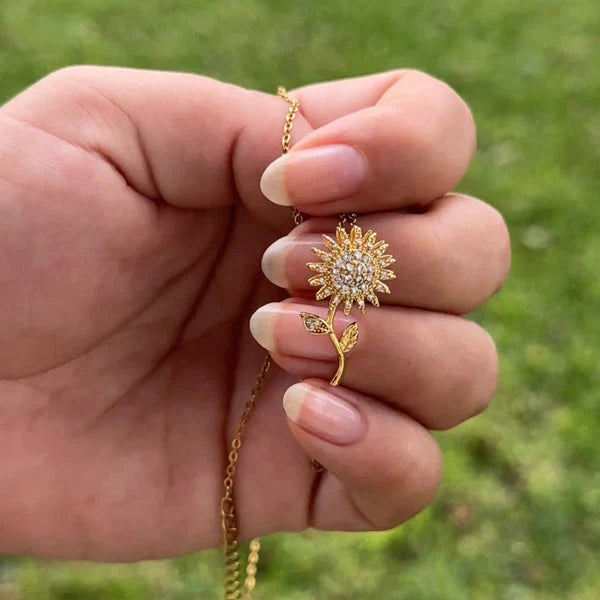 Collar Girasol Giratorio Bañado en Oro de 18k